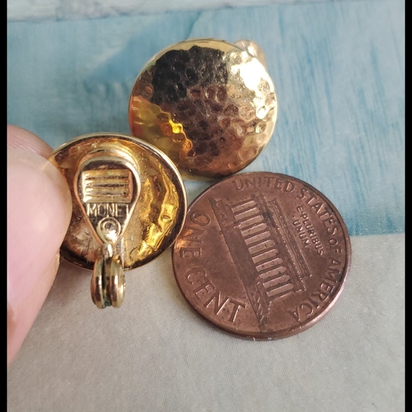 MONET (c) Hammered Clip On Vintage Earrings - Picture 3 of 6